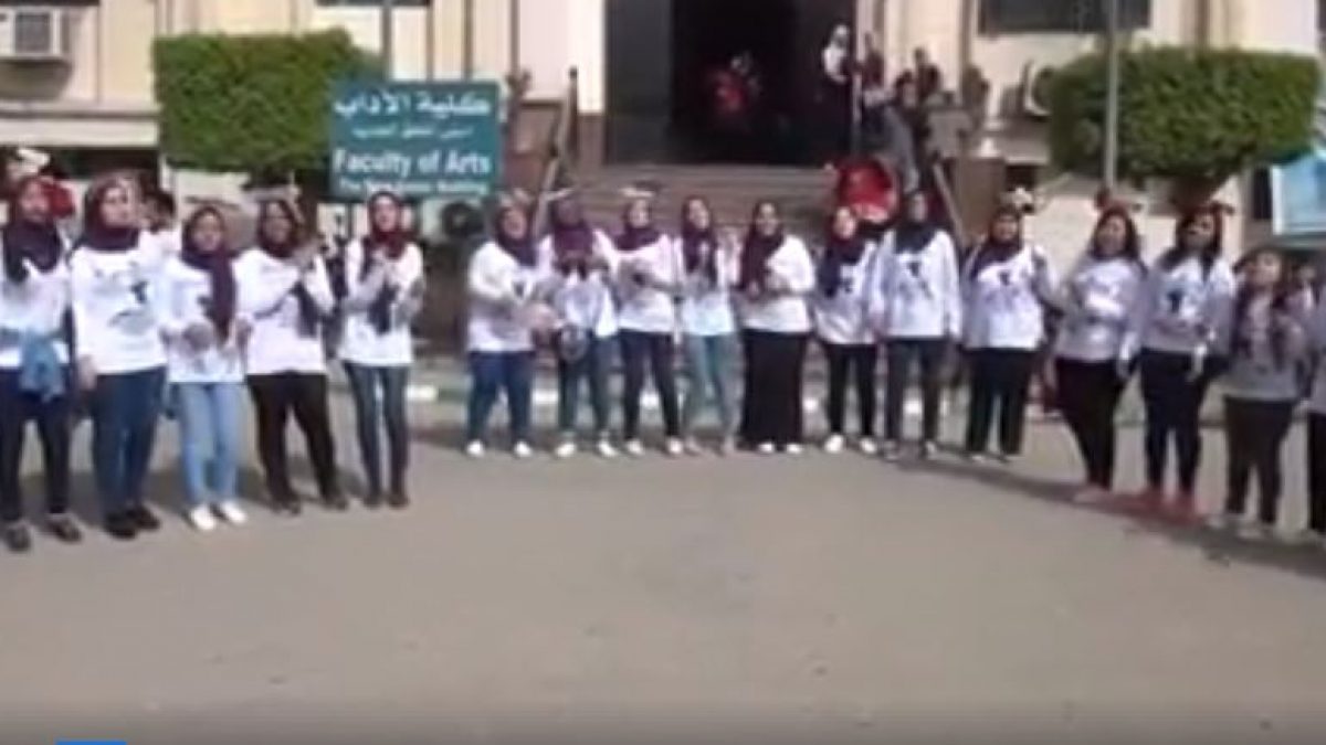 بالفيديو دفعة علم نفس بجامعة القاهرة تستبدل كلمات 3 دقات بـ 3 كويزات لقطات