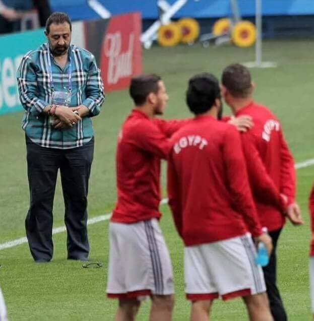 لقطة طريفة لمجدي عبد الغني من مران منتخب مصر