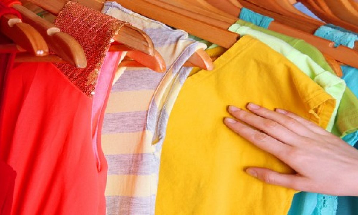 طريقة تنظيف الملابس ذات الالوان الغير ثابته