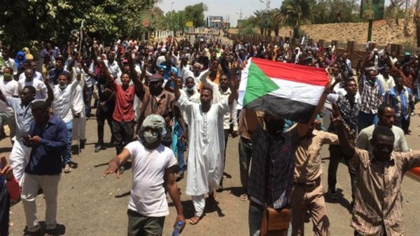 فيديو .. احتفالات السودانيين بعد بيان القوات المسلحة بـ "إقتلاع النظام"