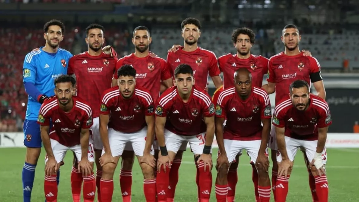 انقلاب دراماتيكي.. لاعب الأهلي يوقع سرًا للزمالك في صفقة مدوية تهز الكرة المصرية