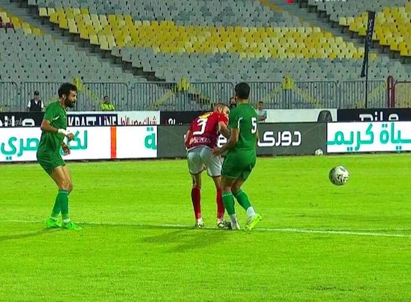 خبير تحكيم يثير غضب جماهير الأهلي بعد فوزهم على الاتحاد