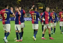 صدمة في برشلونة: نجم على أعتاب الرحيل بعد خيبة دورتموند وموافقة هانسي فليك